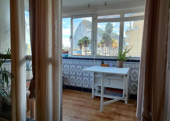 Room Private Bathroom In Shared Apartment 50M From Gibraltar